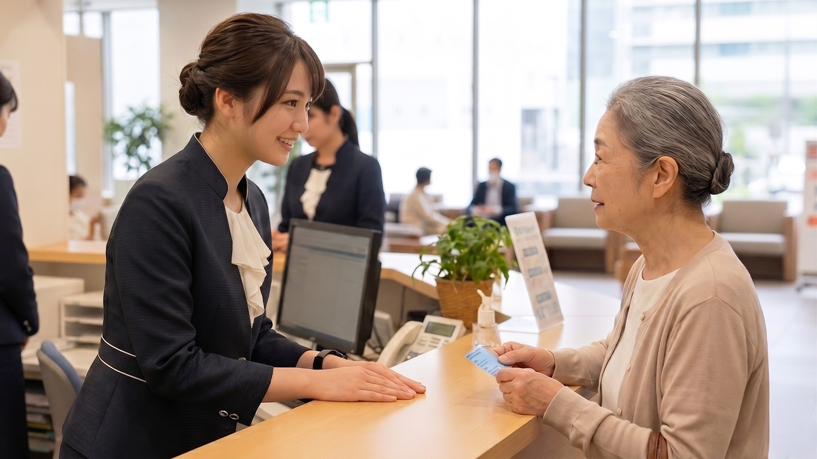受付カウンターで患者さんを迎えるスタッフ